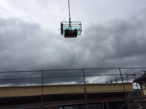 Aquarienanlieferung mit Kran 