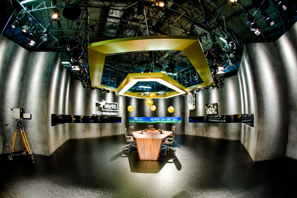 Maßgefertigtes Premium Süßwasseraquarium in München mit exklusivem Aquascaping